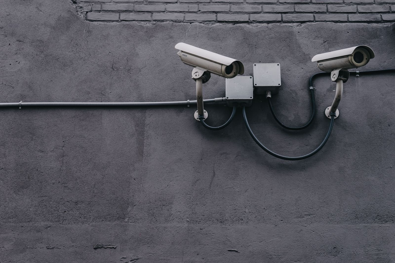 Dos cámaras de seguridad instaladas en una pared exterior
