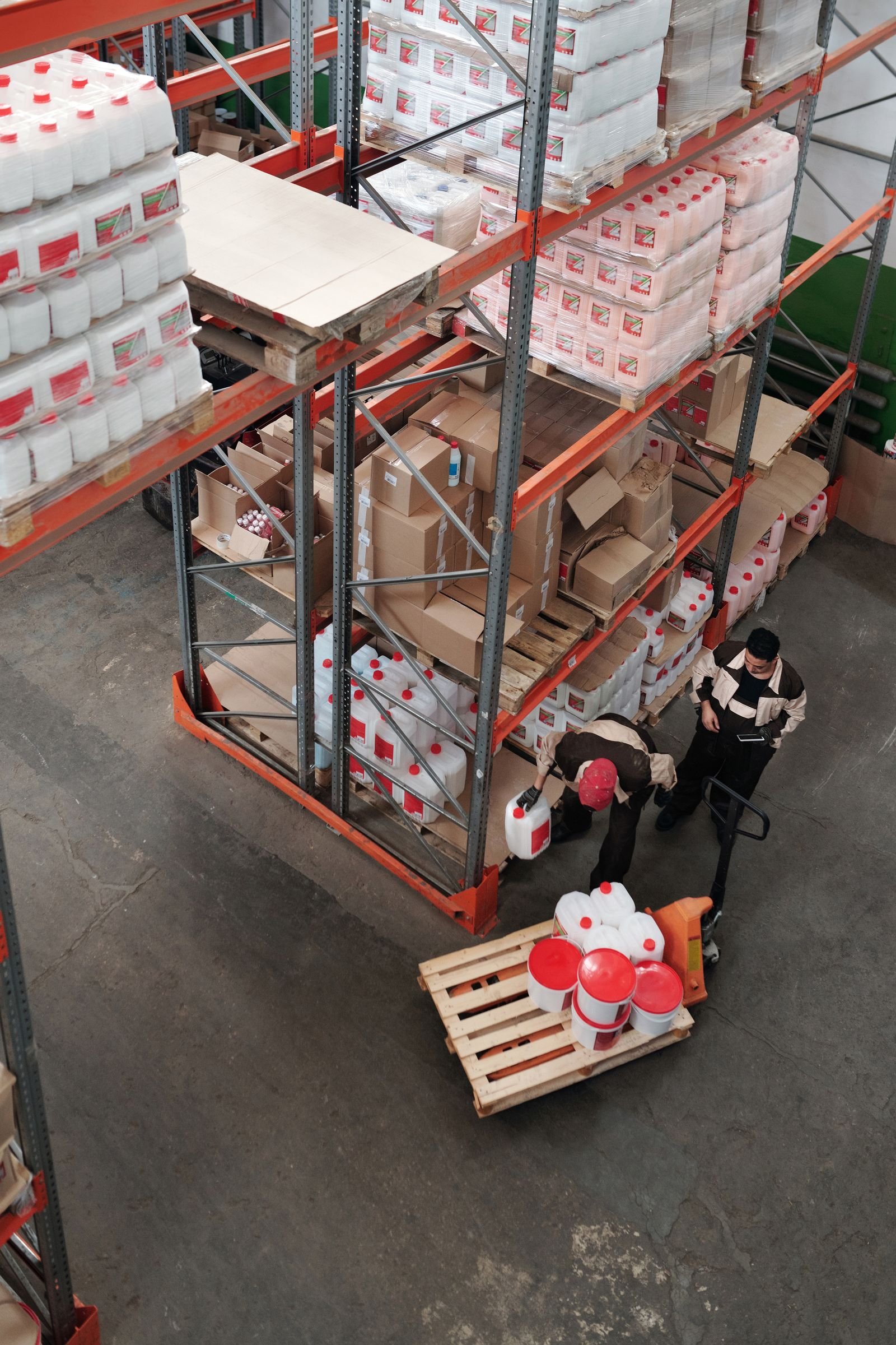 Trabajadores organizando el inventario en las estanterías de un almacén