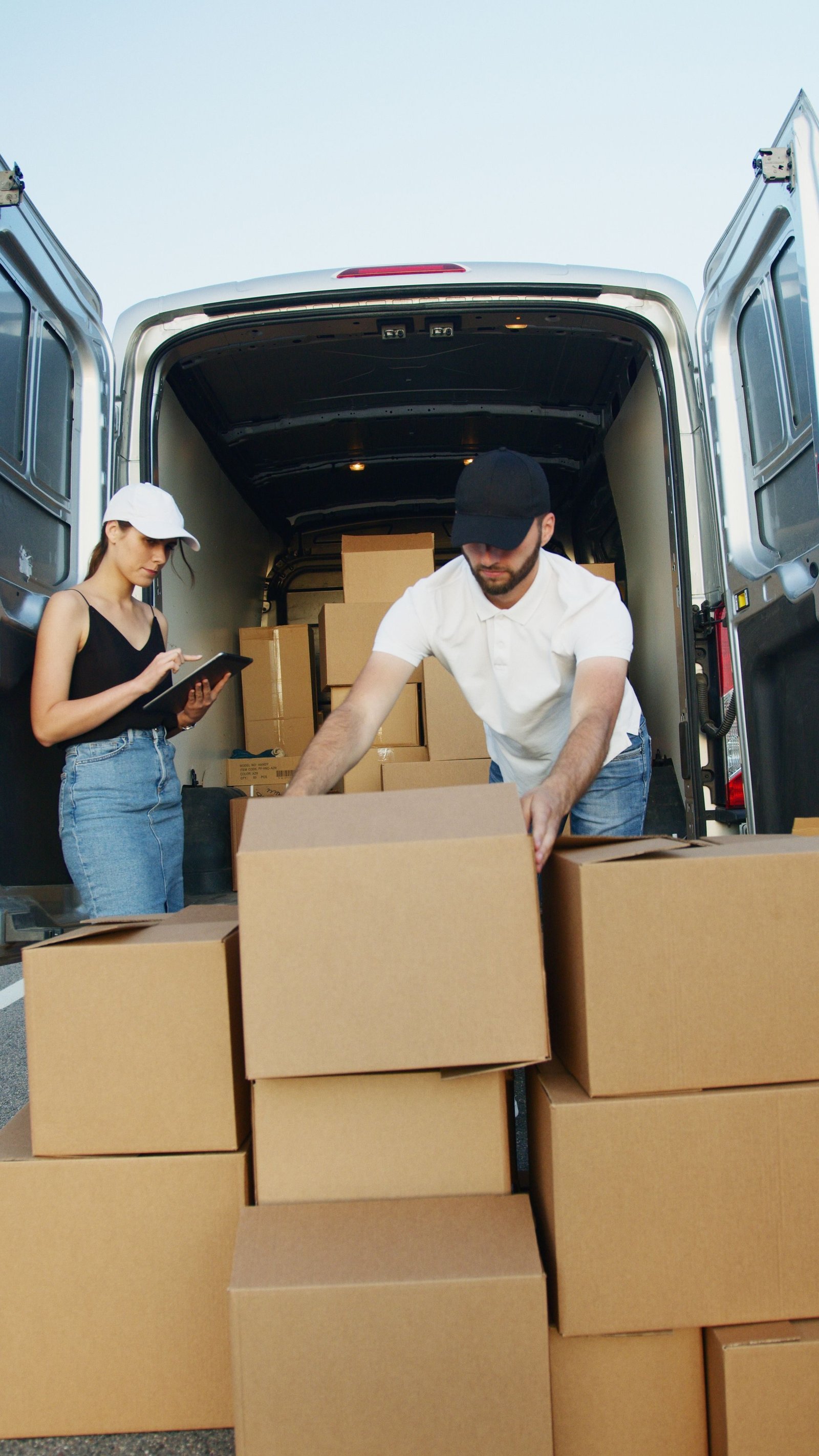 Equipo descargando paquetes de la unidad para una ruta de empresa