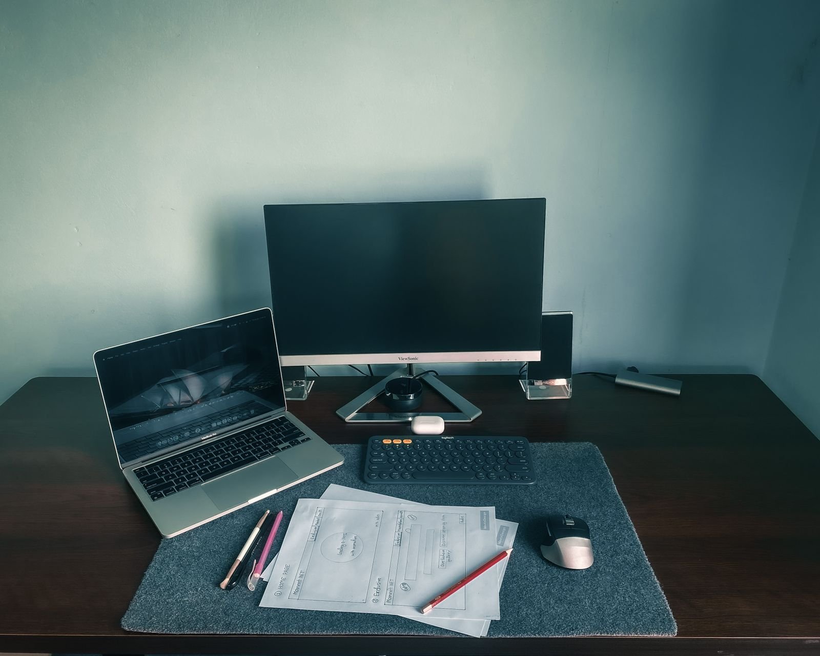 Escritorio con computadora portátil, monitor y periféricos