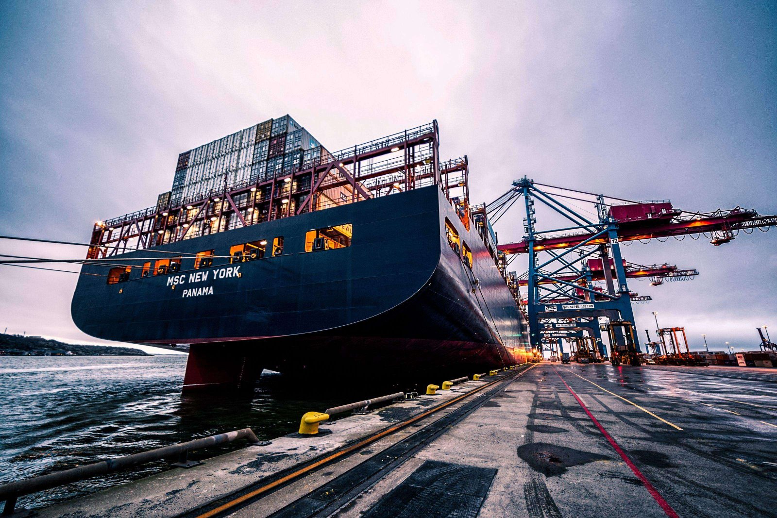 Buque portacontenedores en un puerto con grúas de carga